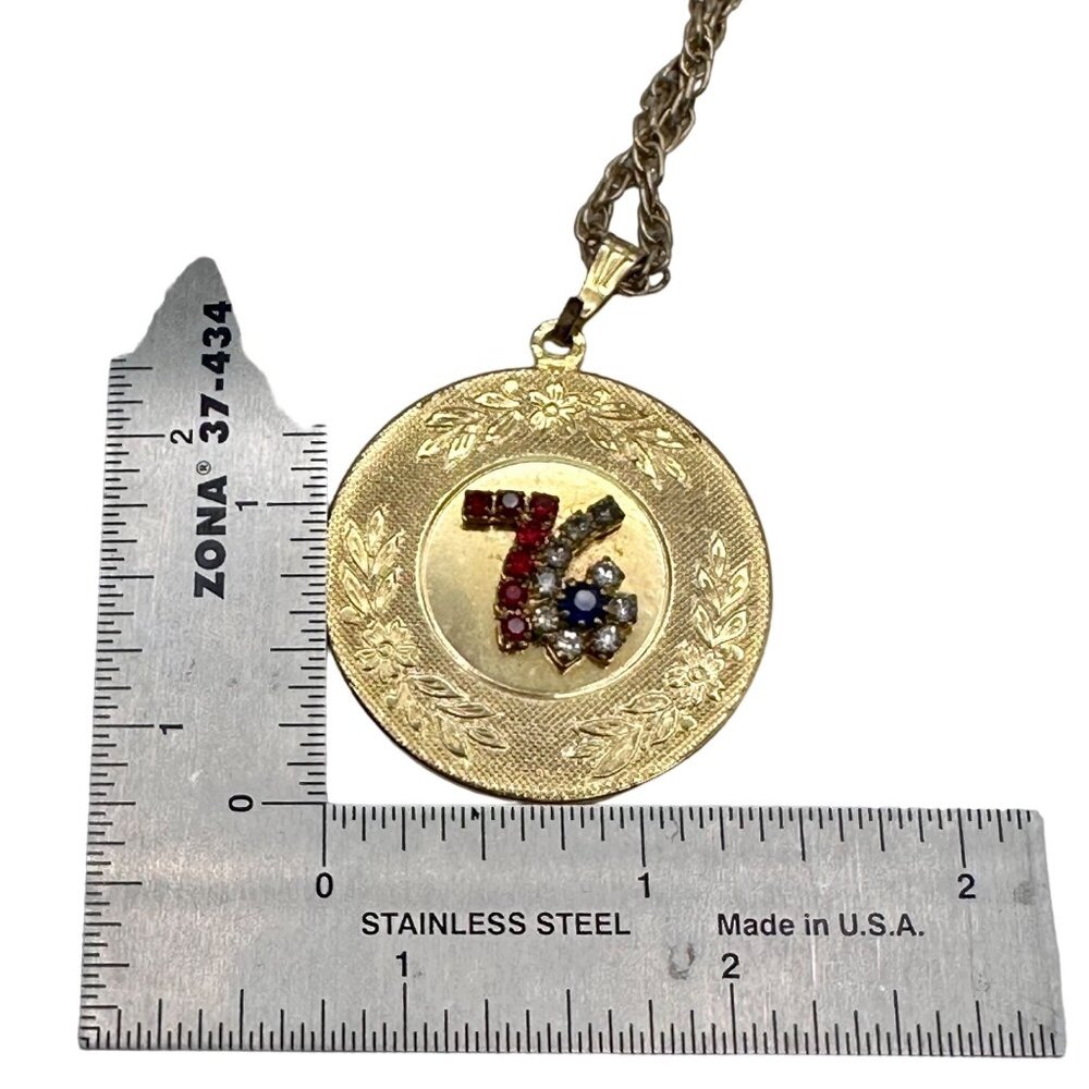 Vintage 1976 Medallion Gold Tone Red White Blue Stones 24" Chain Necklace - Picture 4 of 6